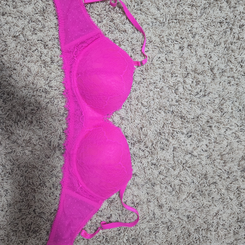 Elegant Fuchsia Lace Bra - Picture 1 of 3